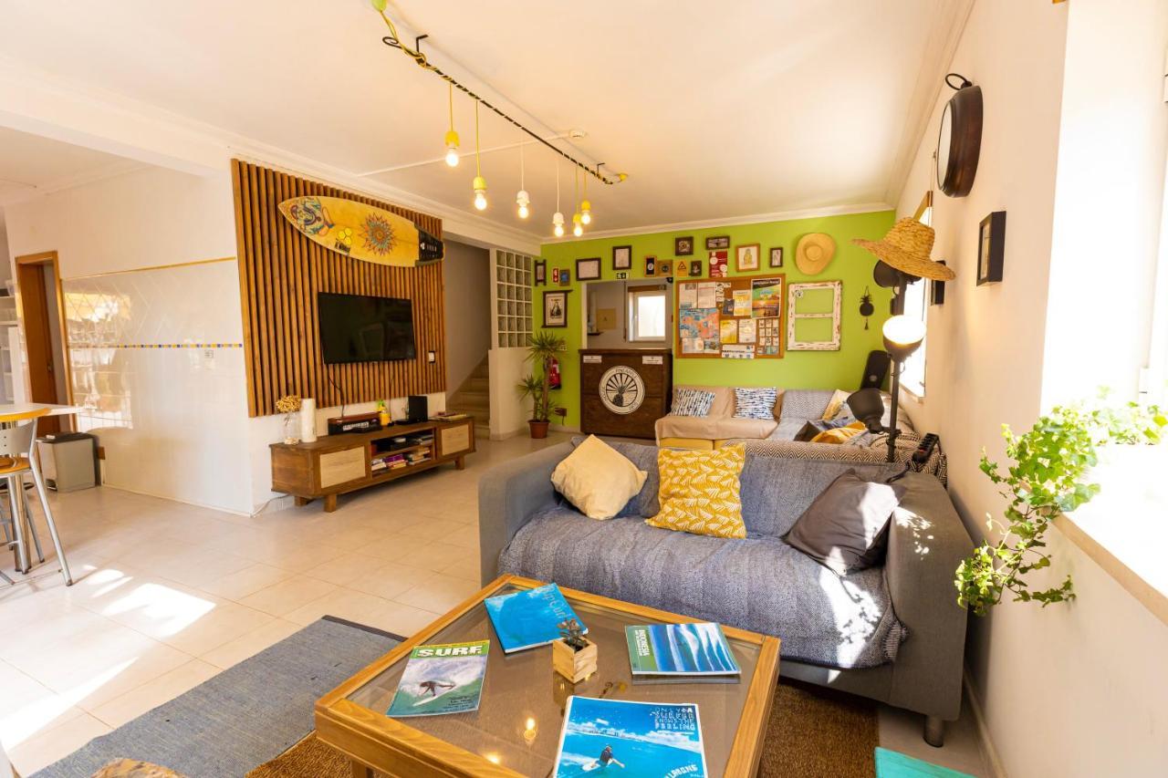 Albergue Pineapple Surf House Atouguia Da Baleia Exterior foto